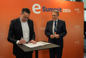 Fot.: Wolfgang Weber - Dyrektor Naczelny ZVEI  podczas podpisywania listu intencyjnego o współpracy 